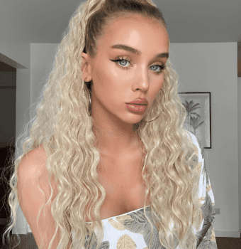 effortlessly glamorous curly ponytail