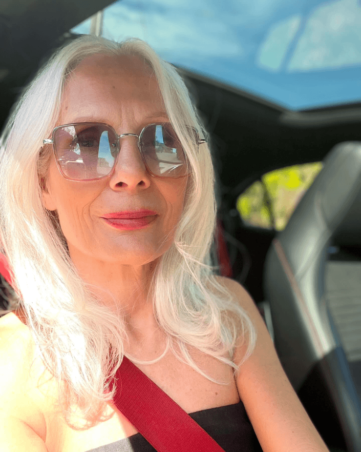 20 Beautiful Natural Gray Hairstyles For Women Over 60