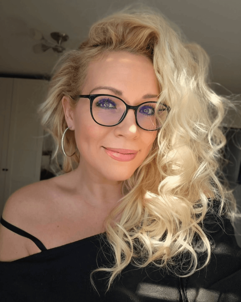 Effortlessly Chic Wavy Style