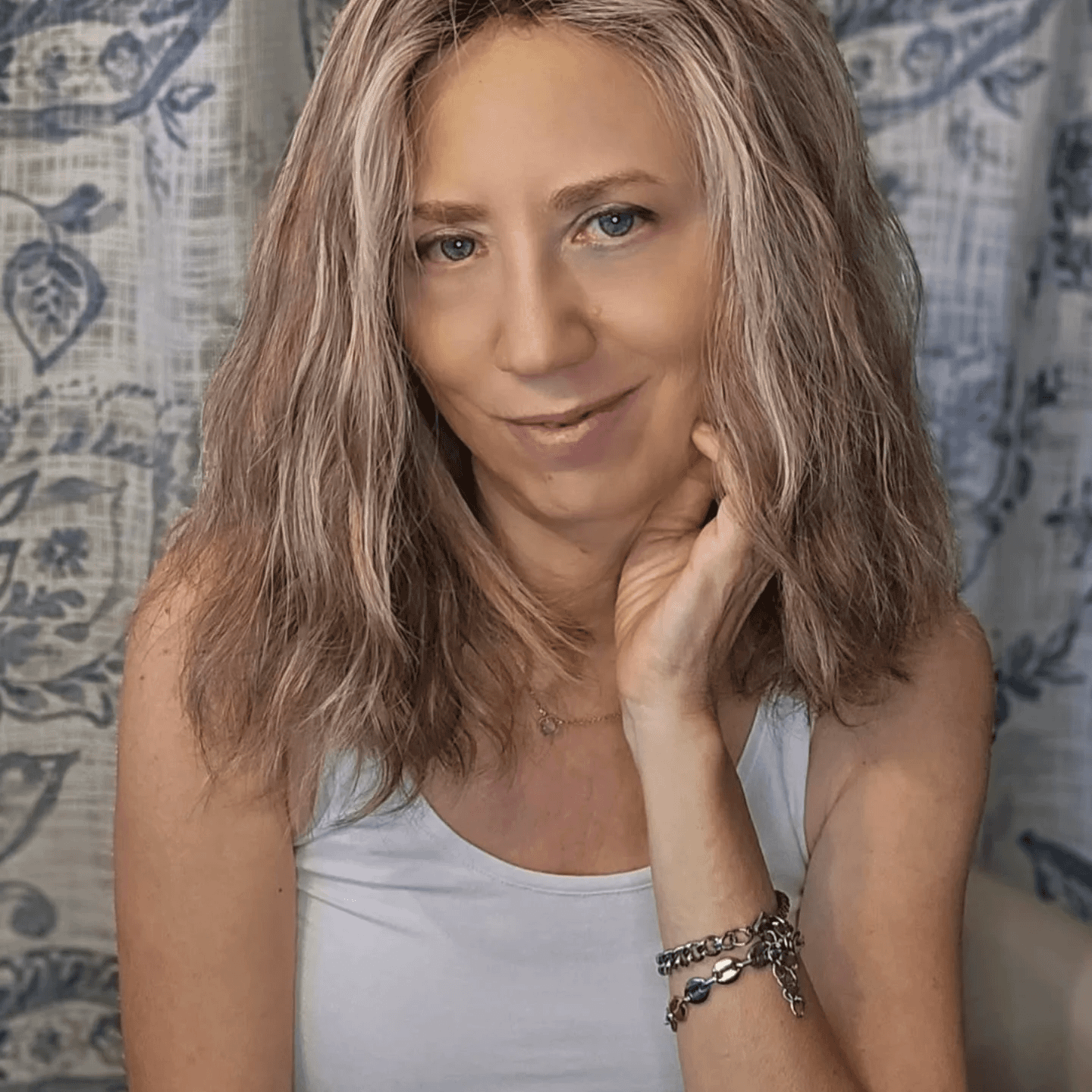 Effortlessly Radiant Wavy Layers