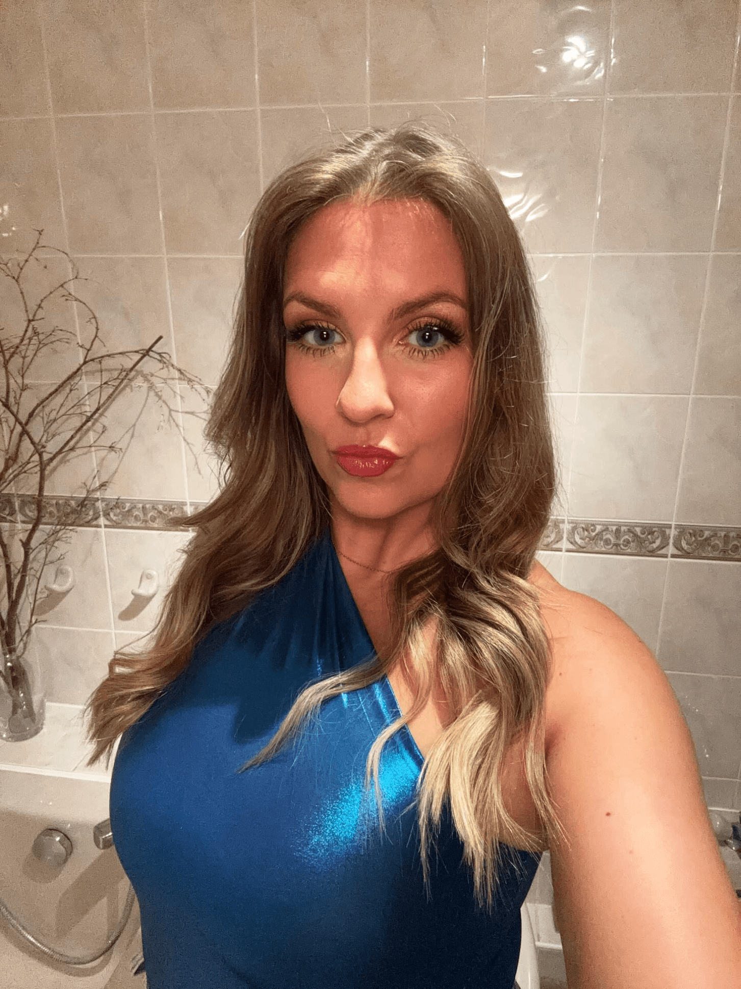 Effortlessly Polished Blonde Waves