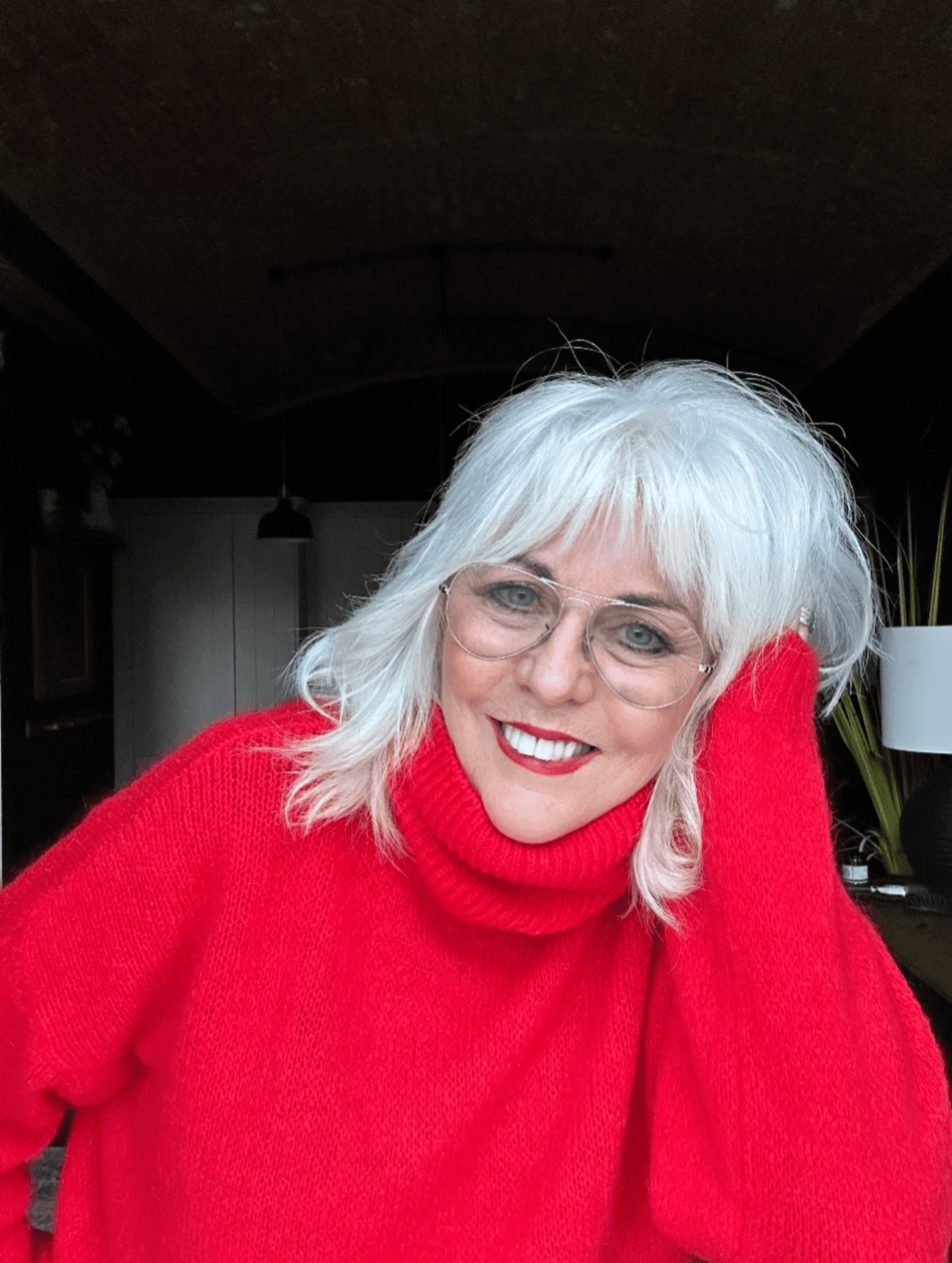 Airy Feathered Silver Bob Airy Feathered Silver Bob
