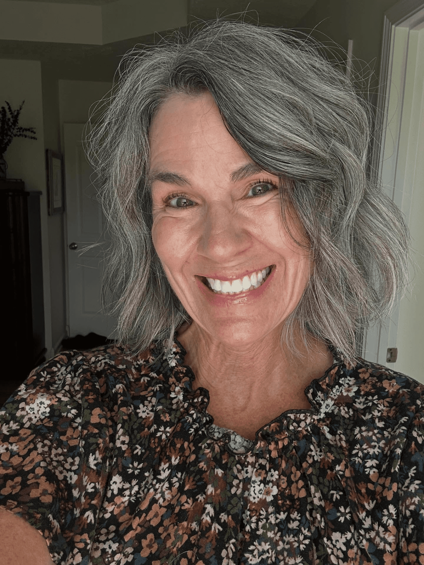 Effortless Gray Tousled Waves