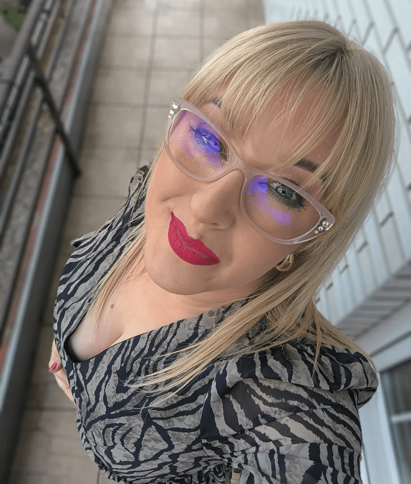 Effortless Blonde Layered Style